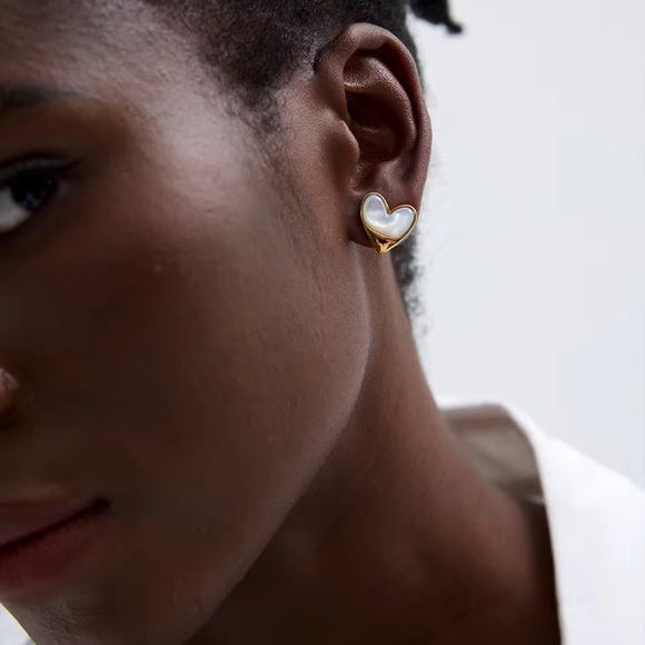 NWT Stainless Steel Faux Pearl Heart Earrings in Gold - Picture 6 of 9